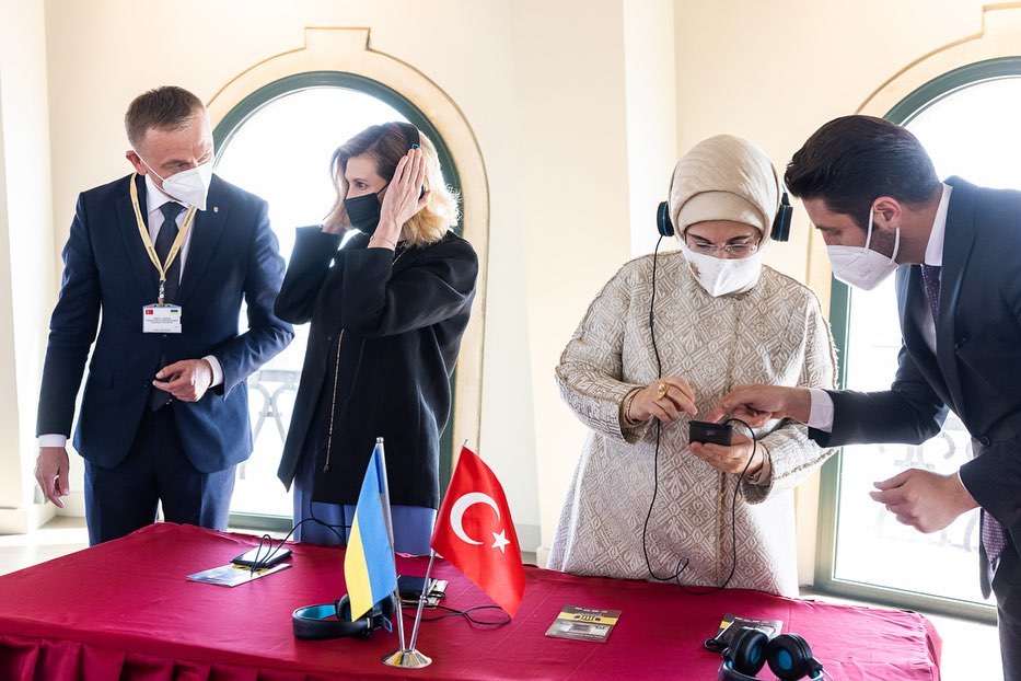 Платье миди и брюки палаццо: гардероб Елены Зеленской в Турции