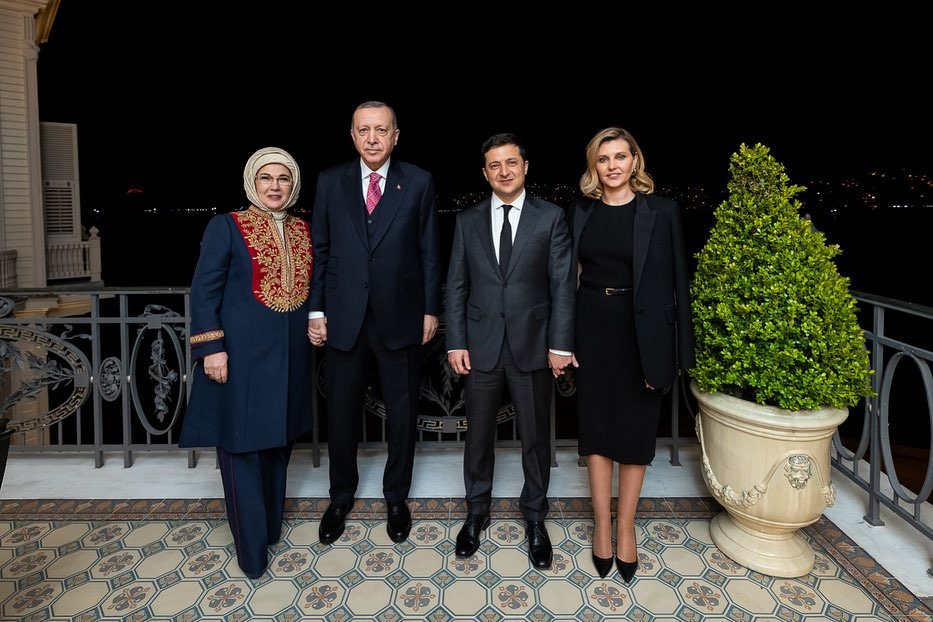 Сукня міді та штани палаццо: гардероб Олени Зеленської в Туреччині
