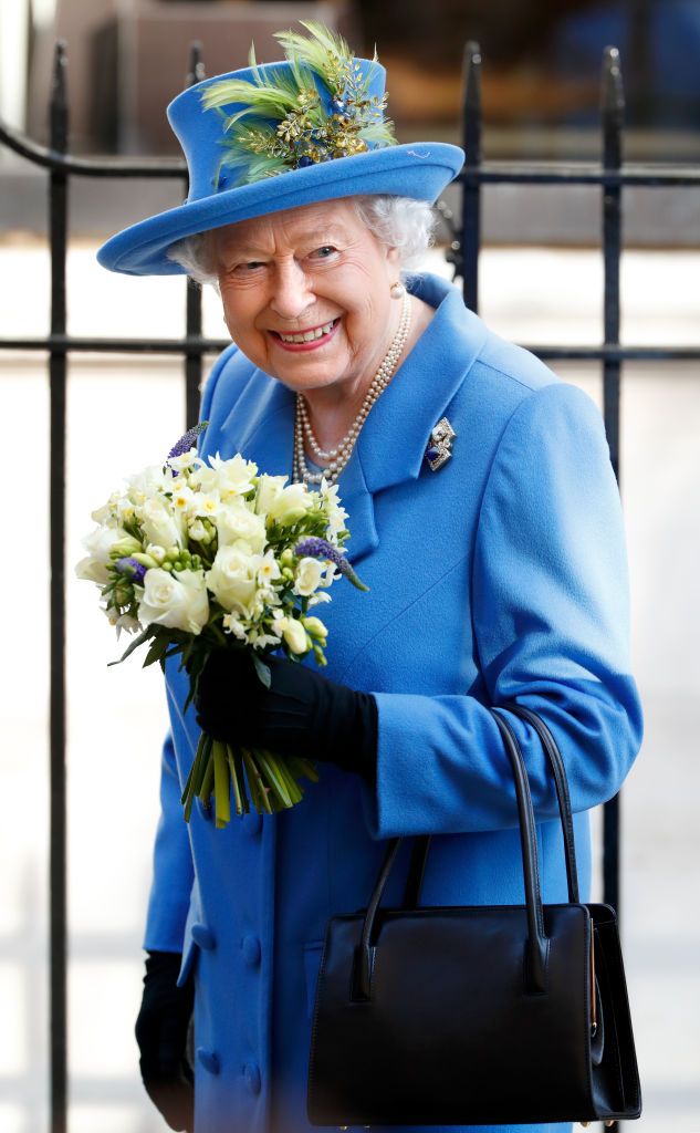 Памятные вещи и кроссворды: что носит Елизавета II в своей любимой сумочке Launer