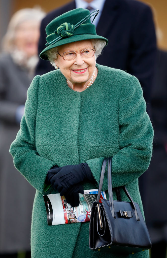 Пам&#8217;ятні речі та кросворди: що носить Єлизавета II у своїй улюбленій сумочці Launer