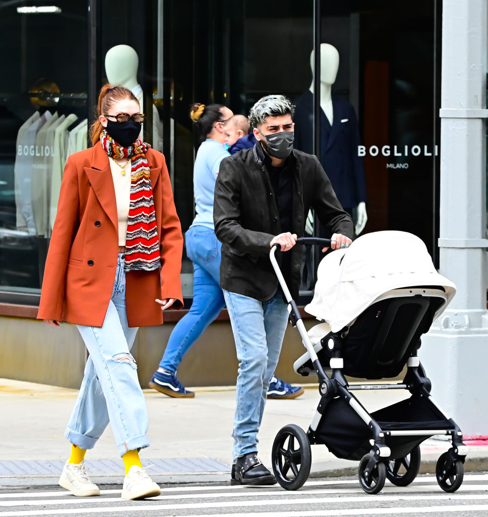 Стильная мама: лучшие street style образы Джиджи Хадид