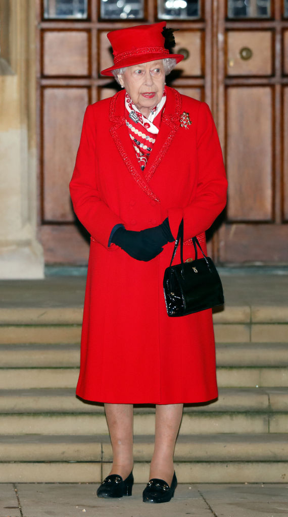Памятные вещи и кроссворды: что носит Елизавета II в своей любимой сумочке Launer