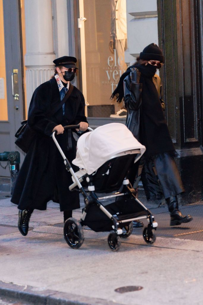 Стильная мама: лучшие street style образы Джиджи Хадид