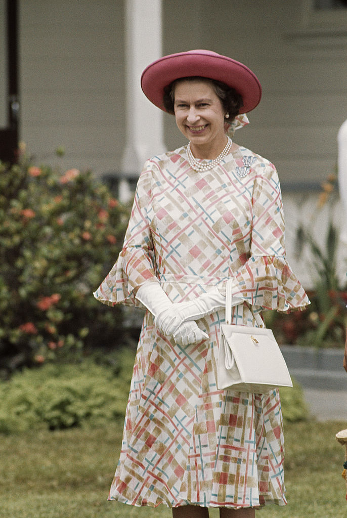 Пам&#8217;ятні речі та кросворди: що носить Єлизавета II у своїй улюбленій сумочці Launer