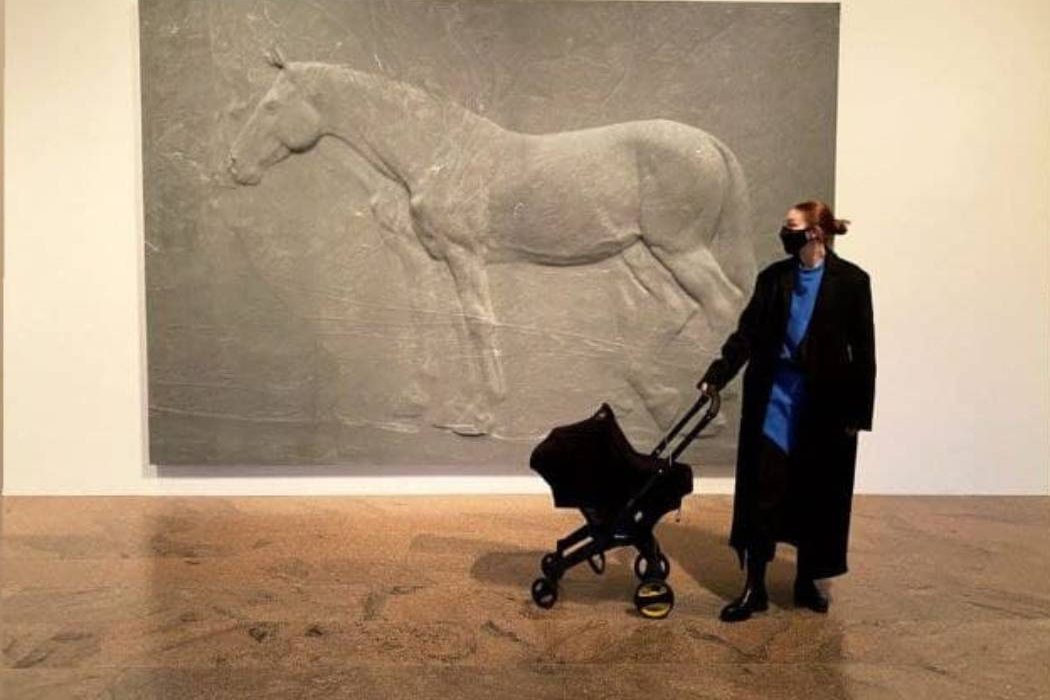 День у музеї: Джіджі Хадід з батьком і донькою в «Метрополітені»