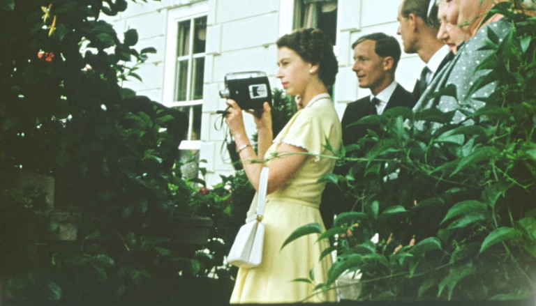 В сети появились ранее неопубликованные фото Елизаветы II