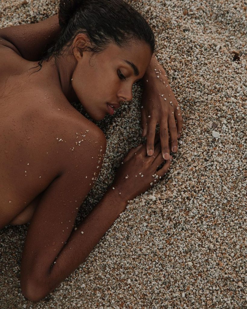 Просто богиня: як іменинниця Тіна Кунакі позує на пляжі
