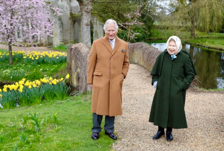 В цветущем саду: Букингемский дворец опубликовал новые фото Елизаветы II с сыном