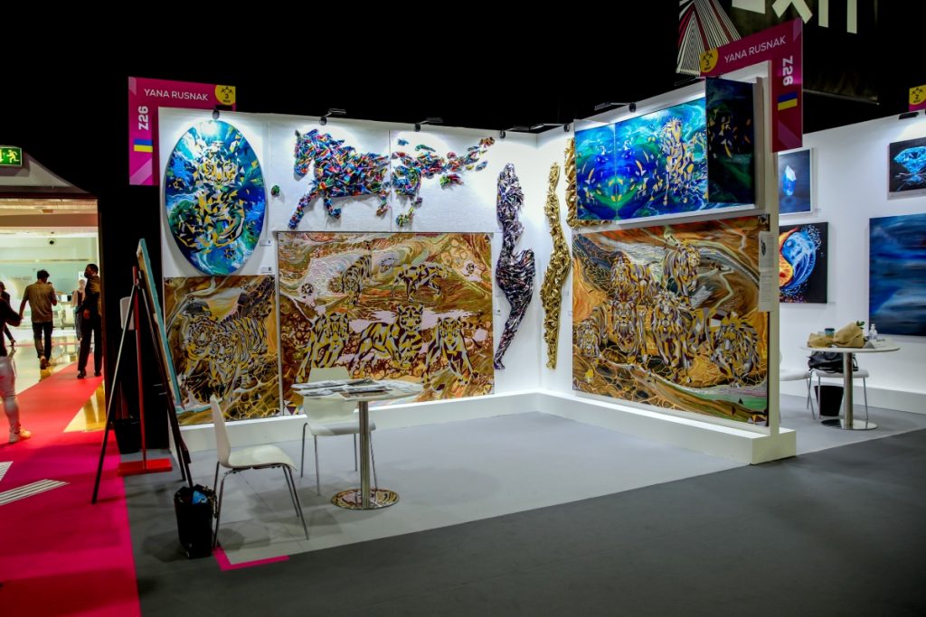 «Тут немає жорстких арт-критиків»: художниця Яна Руснак – про ярмарок World Art Dubai 2021