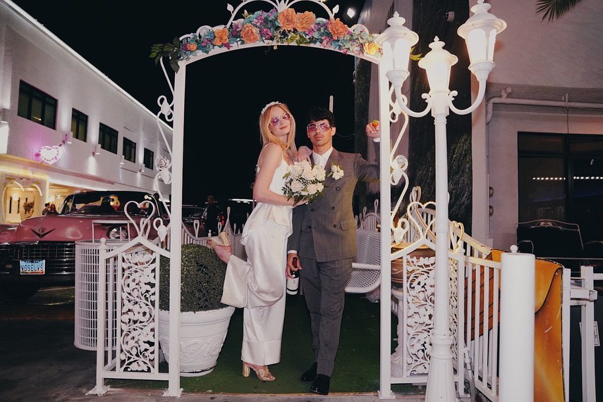 Софи Тернер показала новые фото со свадьбы в честь годовщины