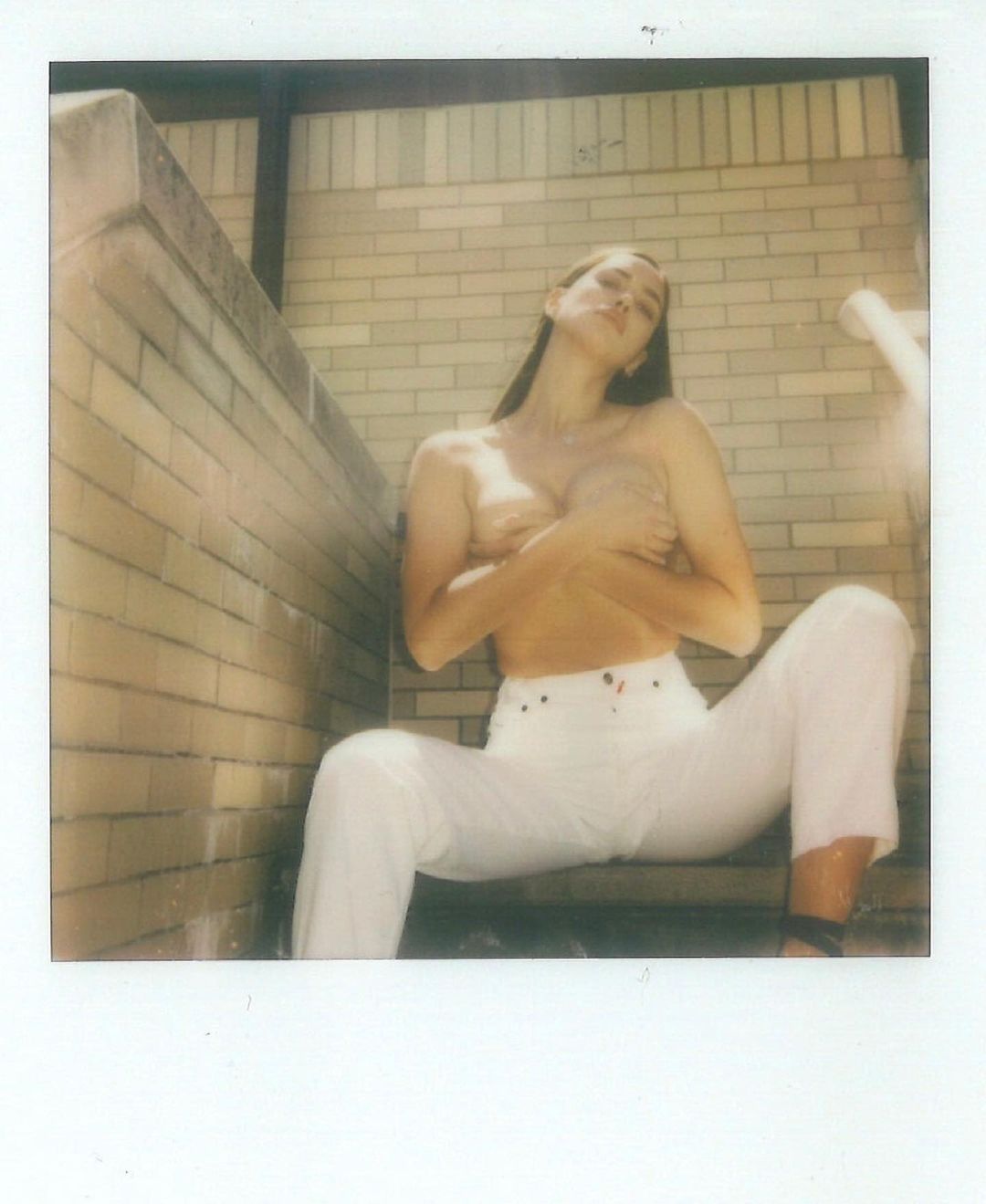 Ирина Шейк показала, как надо позировать для снимков на Polaroid