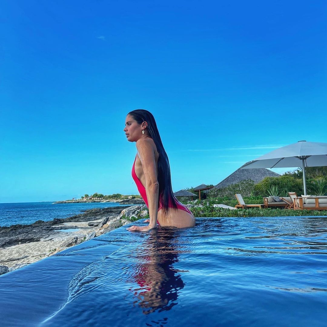 Summer vibe: как Сара Сампайо наслаждается островной жизнью