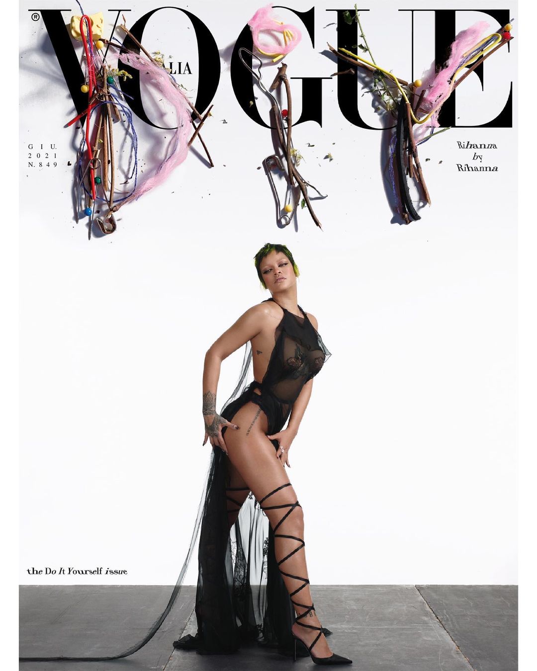 В Valentino, Raf Simons и Savage: Рианна в новой съёмке для Vogue