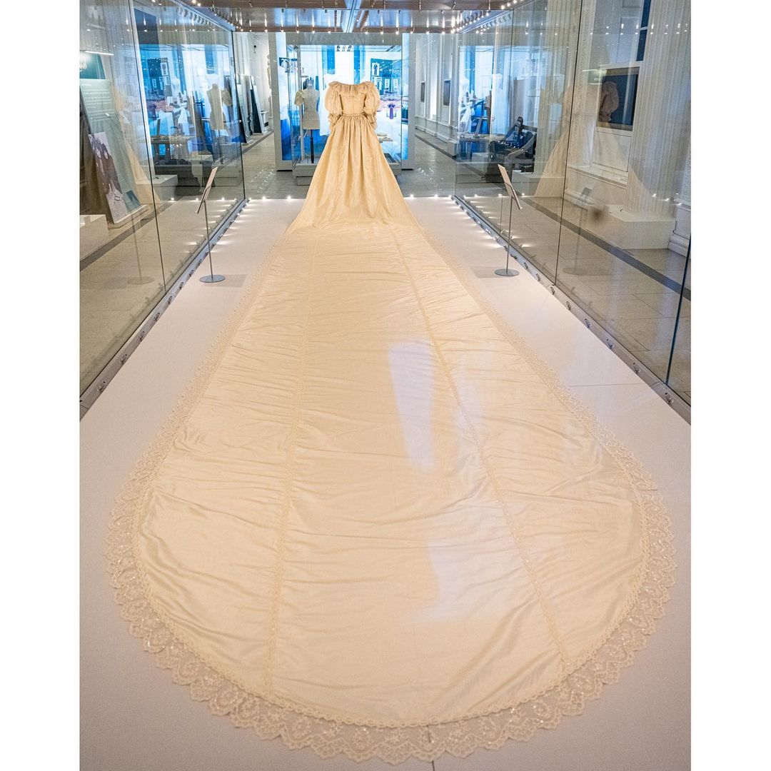 Весільну сукню принцеси Діани виставили у Кенсінгтонському палаці