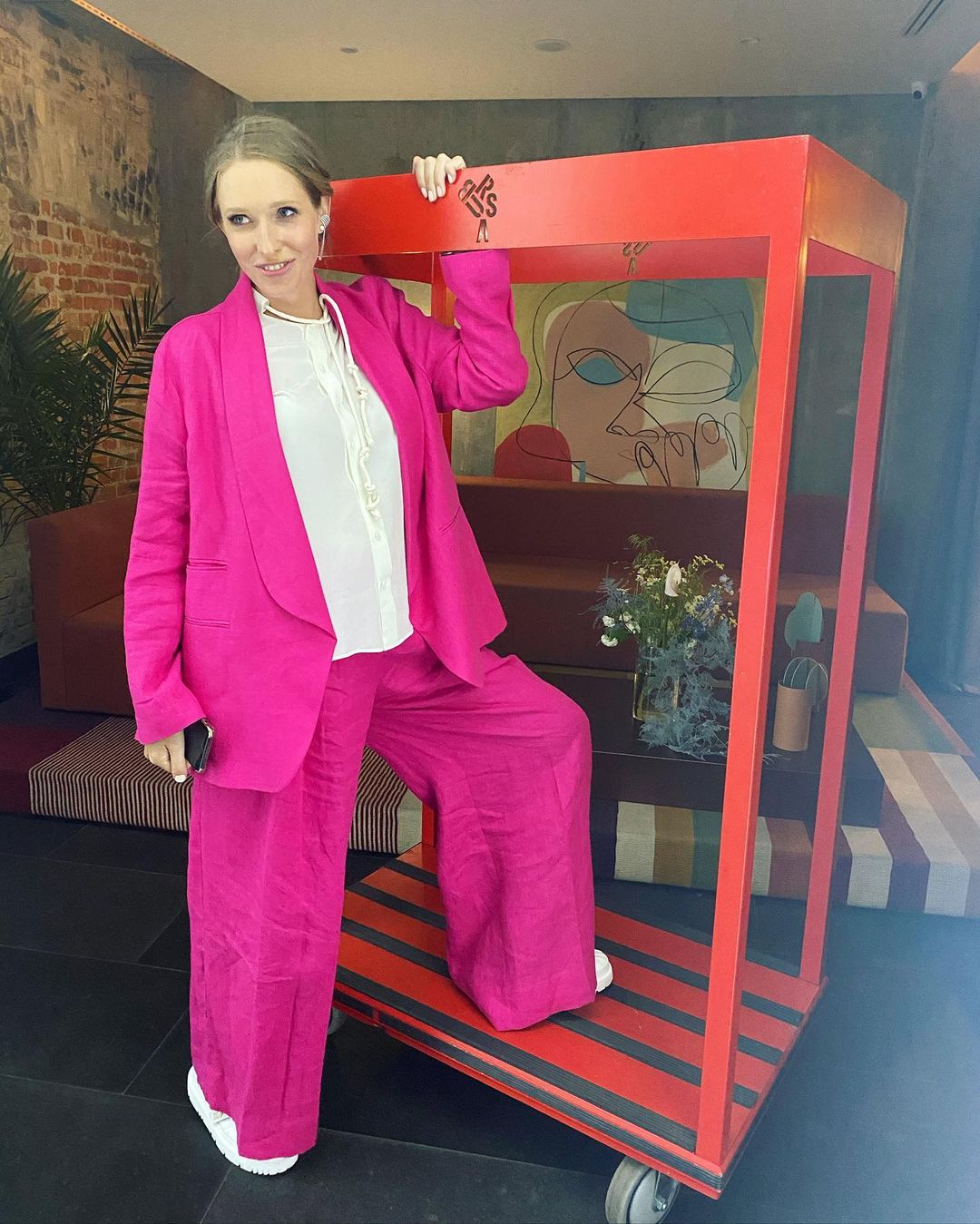 Розовый – хит сезона: как носят трендовый цвет светские модницы