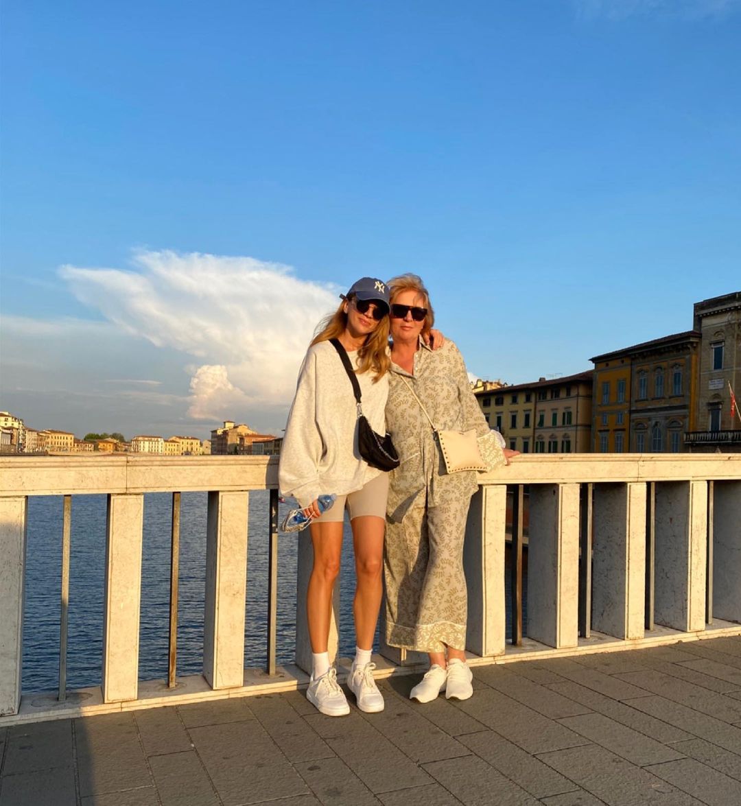 Итальянские каникулы: Катя Сильченко с мамой и дочкой в Тоскане