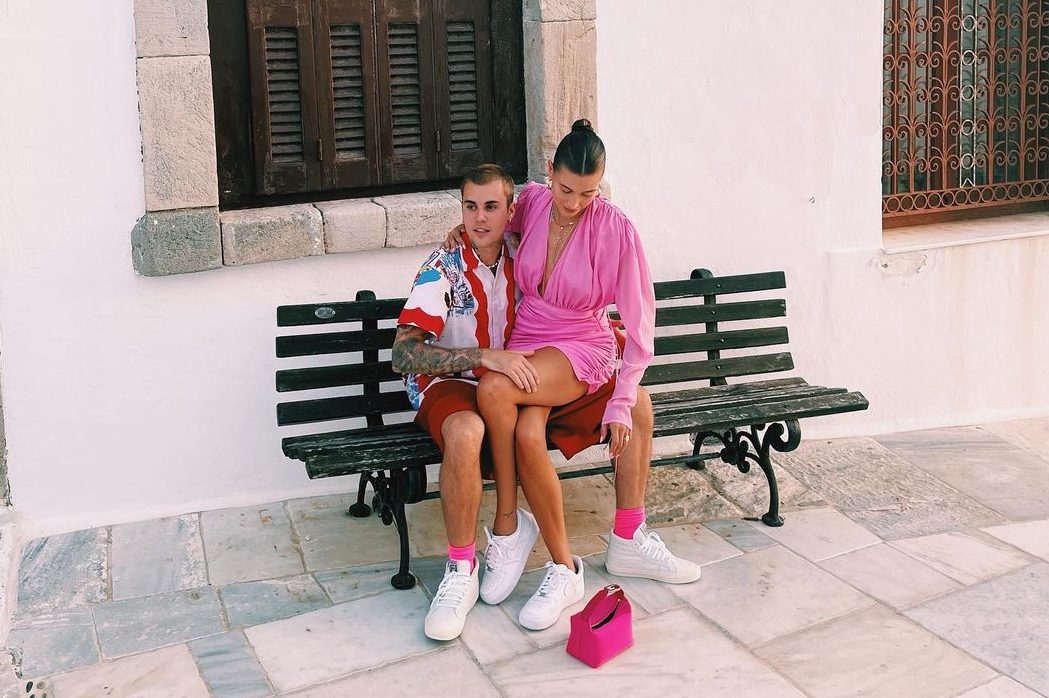 Romantic vibe: как проходят каникулы Джастина и Хейли Бибер в Греции