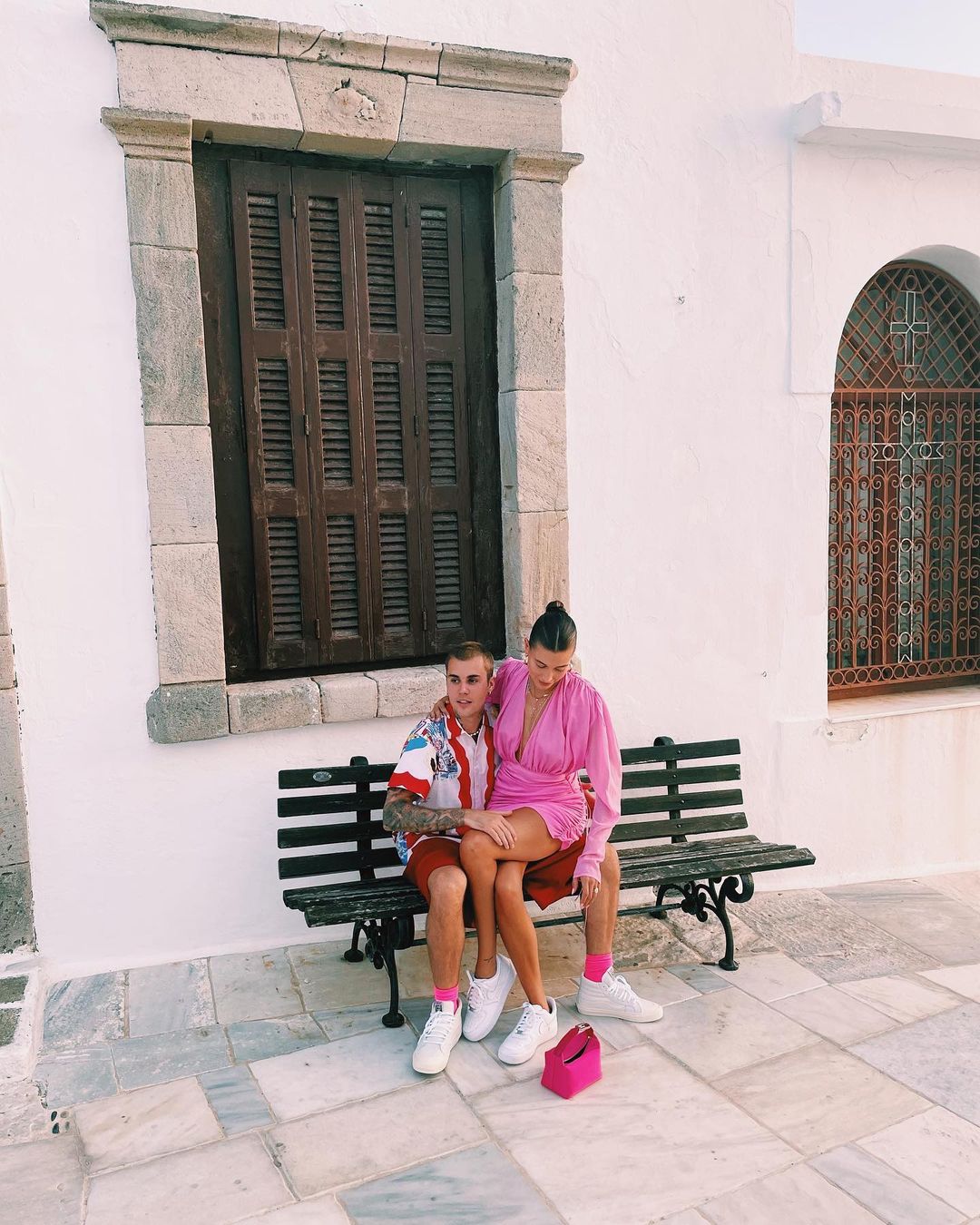 Romantic vibe: как проходят каникулы Джастина и Хейли Бибер в Греции