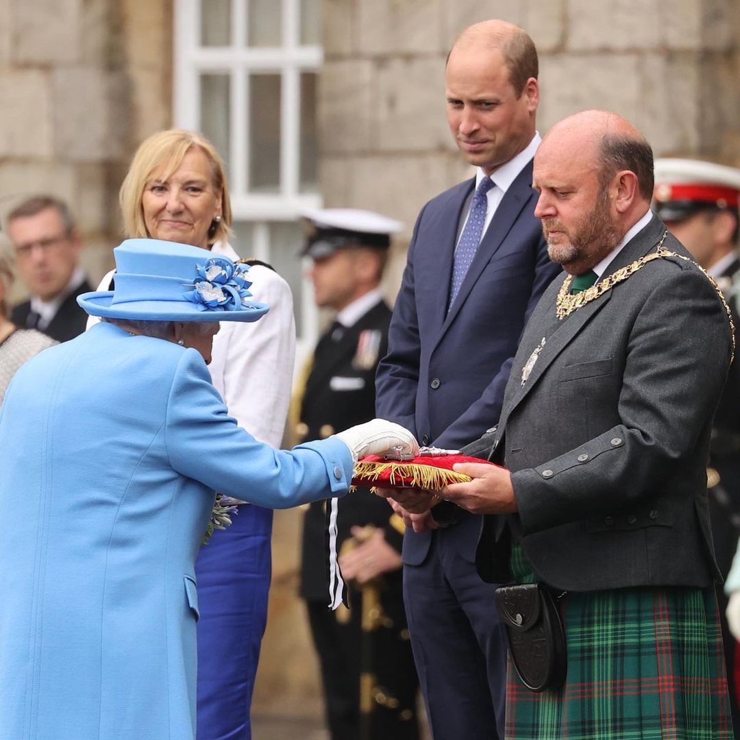 Елизавета II и принц Уильям отправились в летний тур по Шотландии