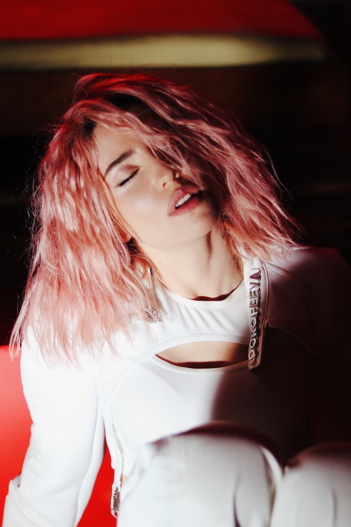 «Новая» Надя: DOROFEEVA представила клип на сингл «Почему»