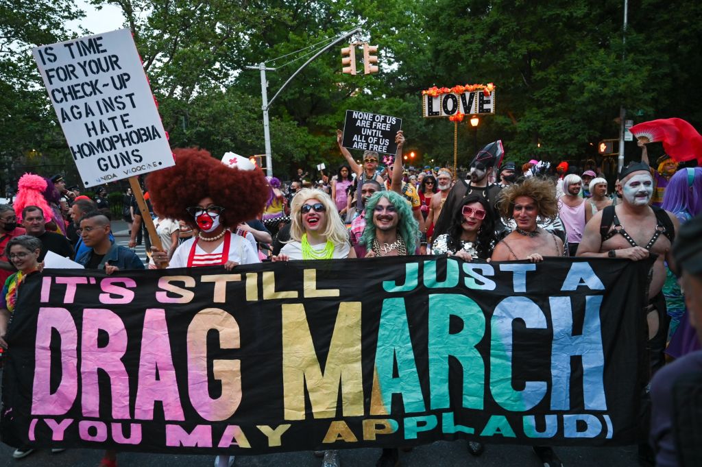Яркие кадры: в Нью-Йорке прошёл драг-марш