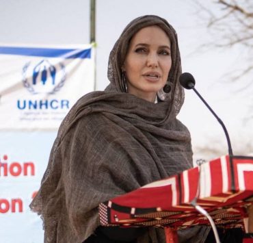 Редкий выход: Анджелина Джоли посетила беженцев в Африке