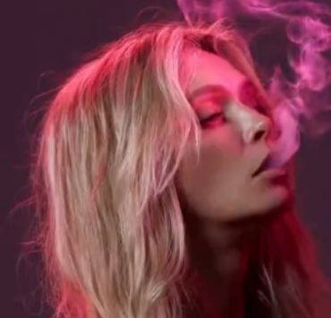 Трек дня: Віра Брежнєва випустила новий сингл «Розовый дым»