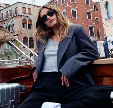 Oversize и мини: два стильных образа Хейли Бибер в Венеции