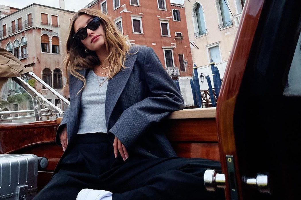 Oversize и мини: два стильных образа Хейли Бибер в Венеции