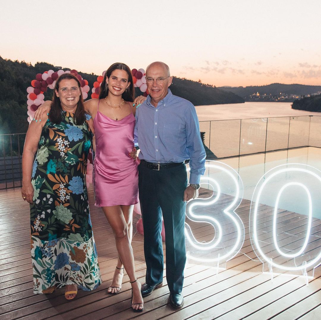 В розовом мини и с шарами: как Сара Сампайо отпраздновала 30-летие
