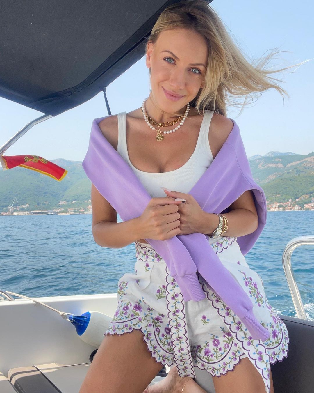 Снимки в бикини и прогулки на яхте: Леся Никитюк отдыхает в Черногории