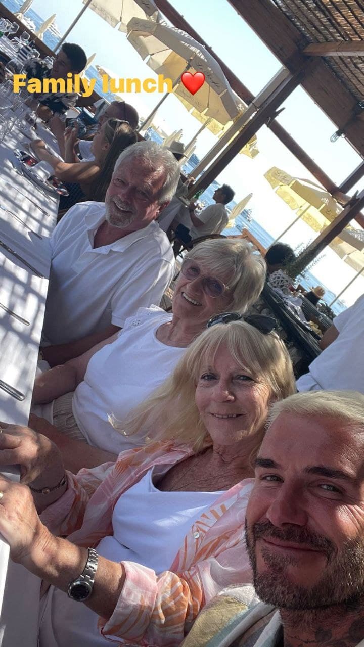 Яркие селфи и прогулки на яхте: семейство Бекхэмов отдыхает на Капри