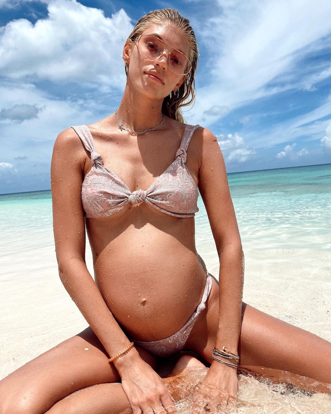 Prada, Fendi и Zara: «беременный» гардероб топ-модели Девон Виндзор