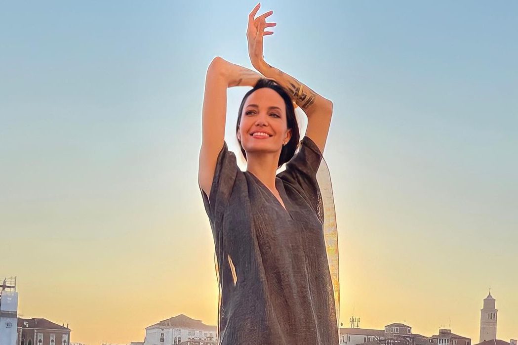 Образ дня: Анджелина Джоли на прогулке в Венеции