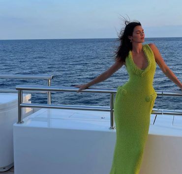 Образ дня: Кендалл Дженнер відпочиває на яхті у сукні Bottega Veneta