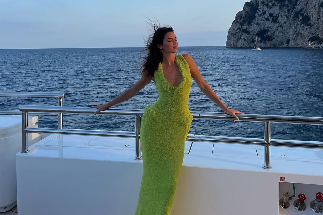 Образ дня: Кендалл Дженнер отдыхает на яхте в платье Bottega Veneta