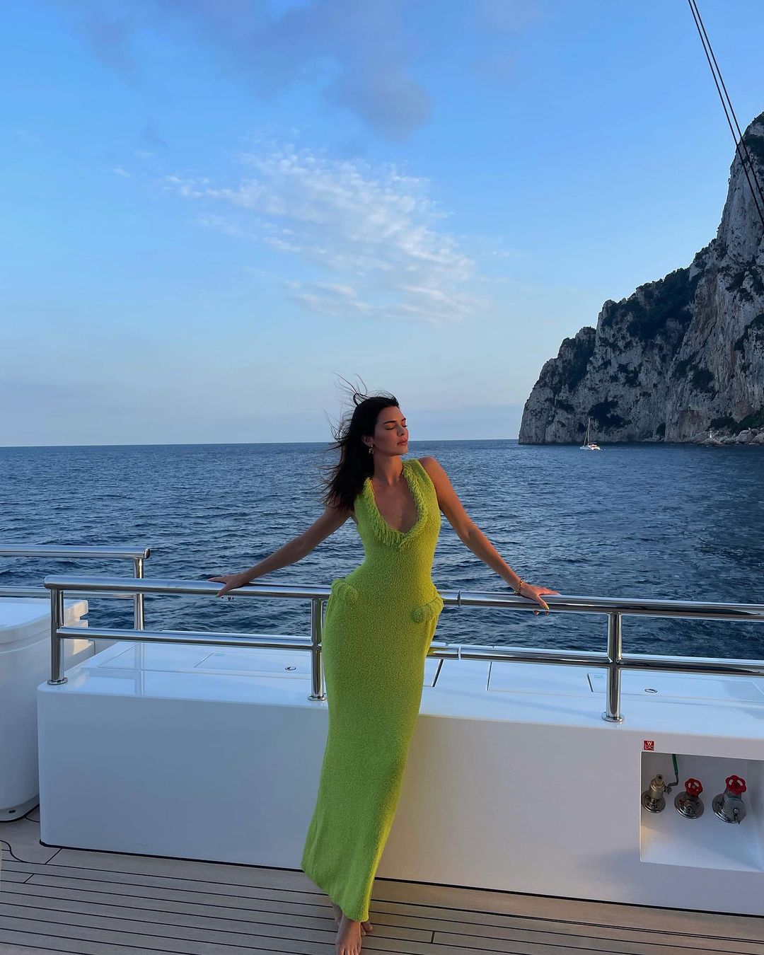 Образ дня: Кендалл Дженнер відпочиває на яхті у сукні Bottega Veneta