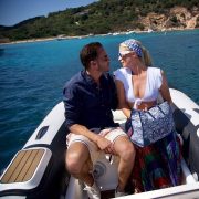 Образ дня: Кендалл Дженнер отдыхает на яхте в платье Bottega Veneta