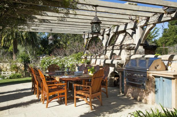 Величезний сад і зіркові сусіди: особняк іменинниці Меган Маркл у Санта-Барбарі