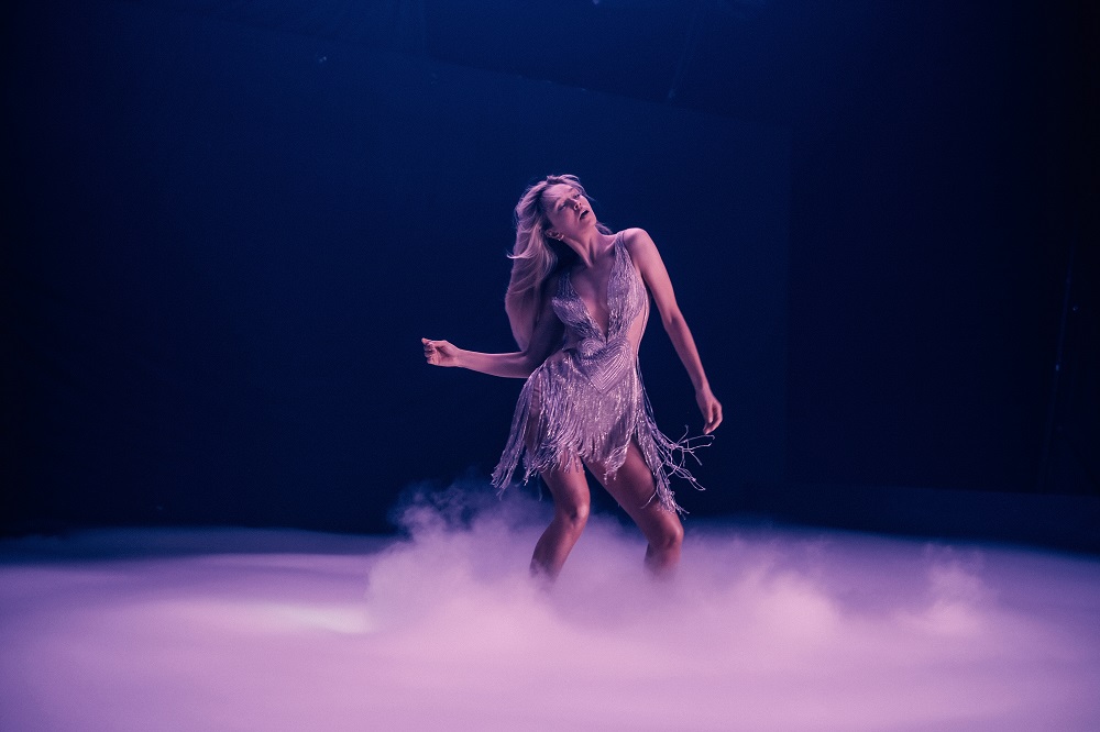 У блискучій сукні FROLOV: образ Віри Брежнєвої в новому кліпі «Розовый дым»
