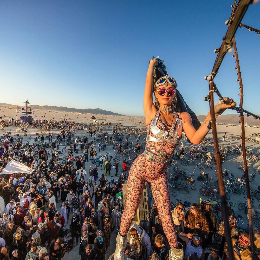 Burning Man 2021 у стрічці Періс Хілтон, Дар&#8217;ї Шаповалової та інших героїв
