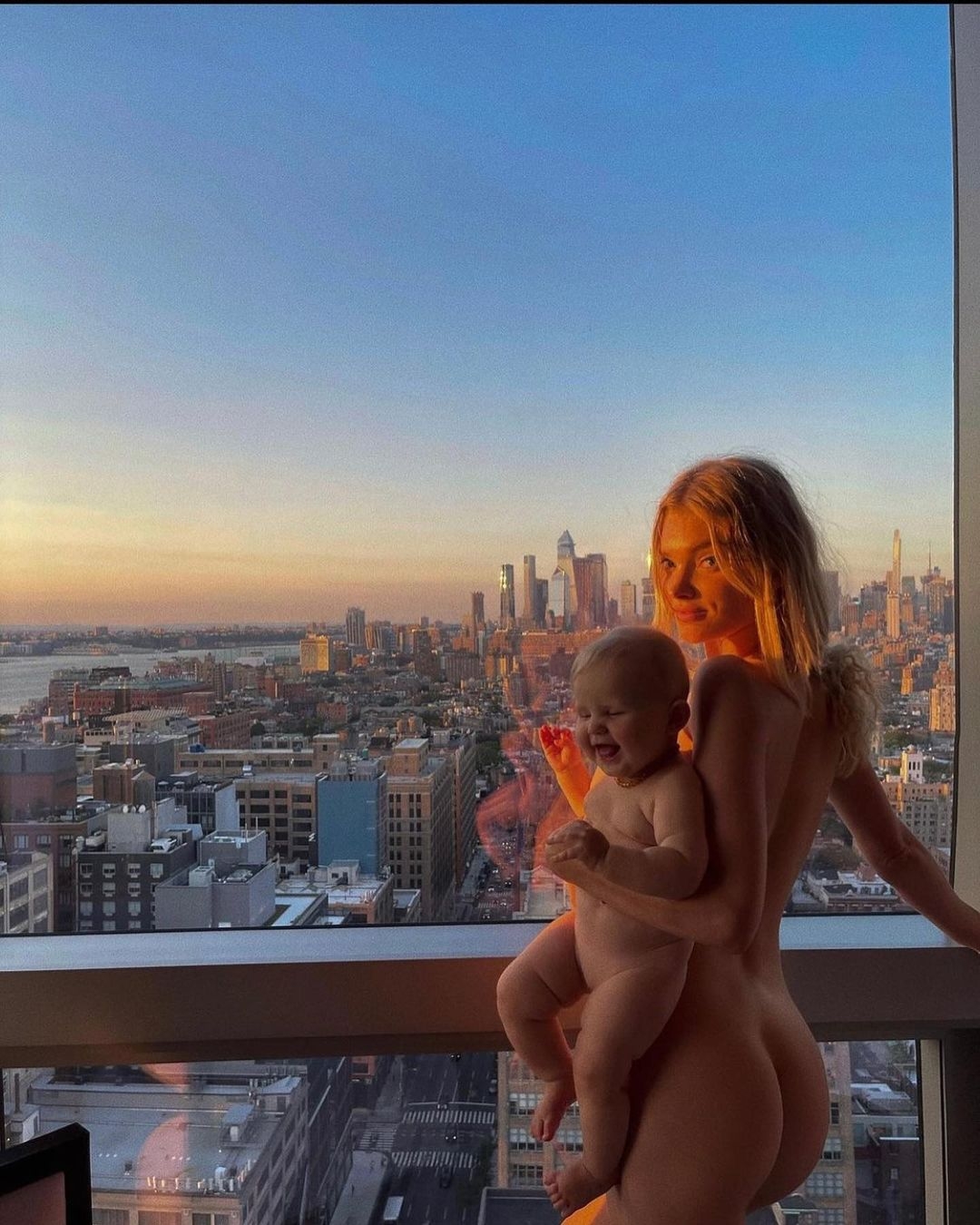 Смело! Эльза Хоск снялась обнаженной с новорожденной дочерью на фоне небоскребов Нью-Йорка