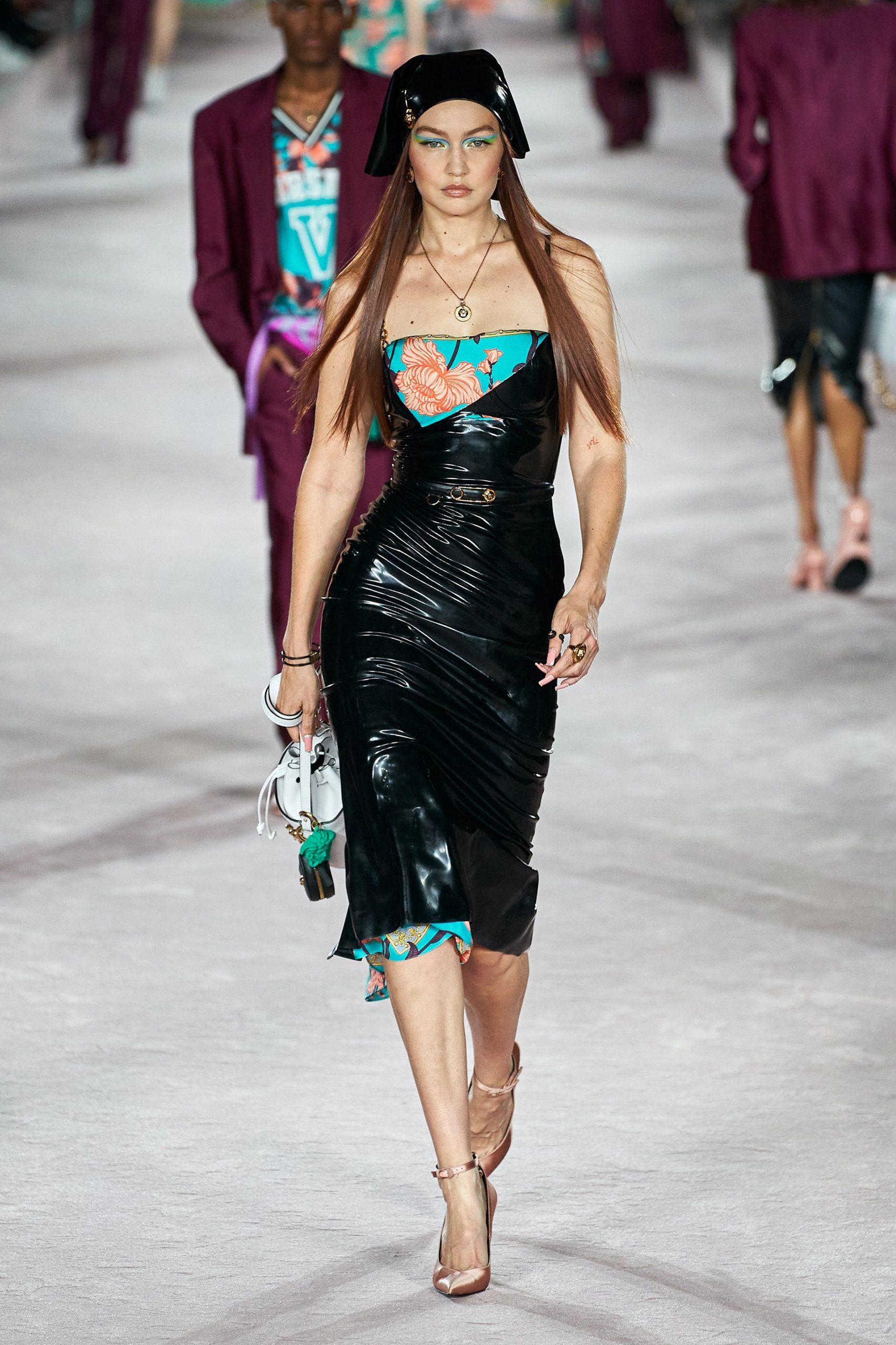 Дуа Липа дебютировала на весеннем показе Versace