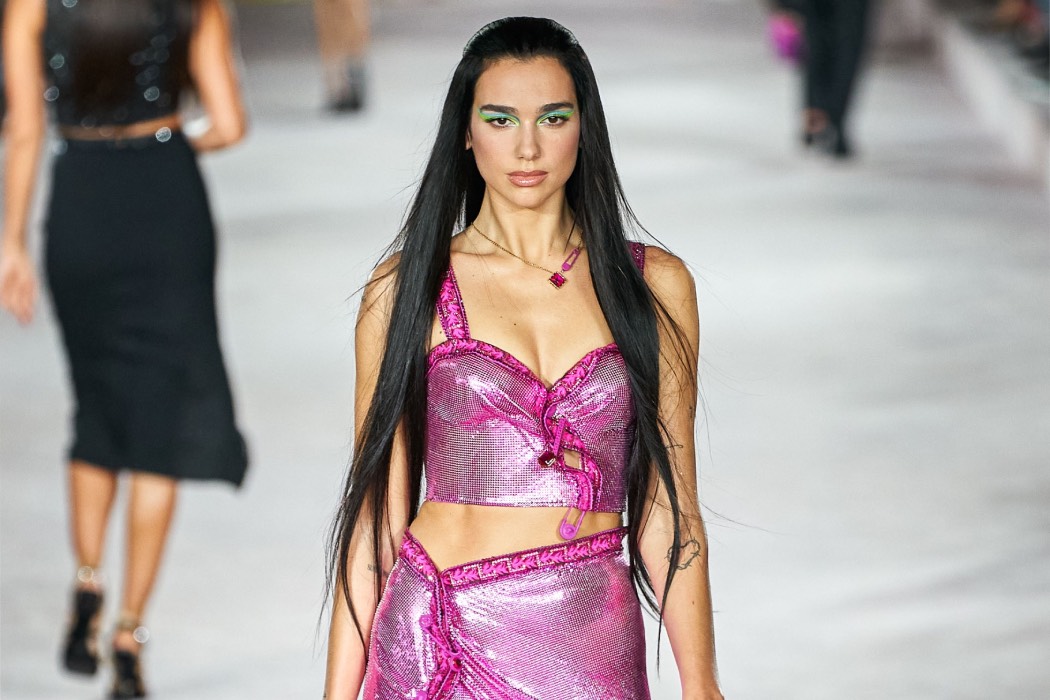 Дуа Липа дебютировала на весеннем показе Versace