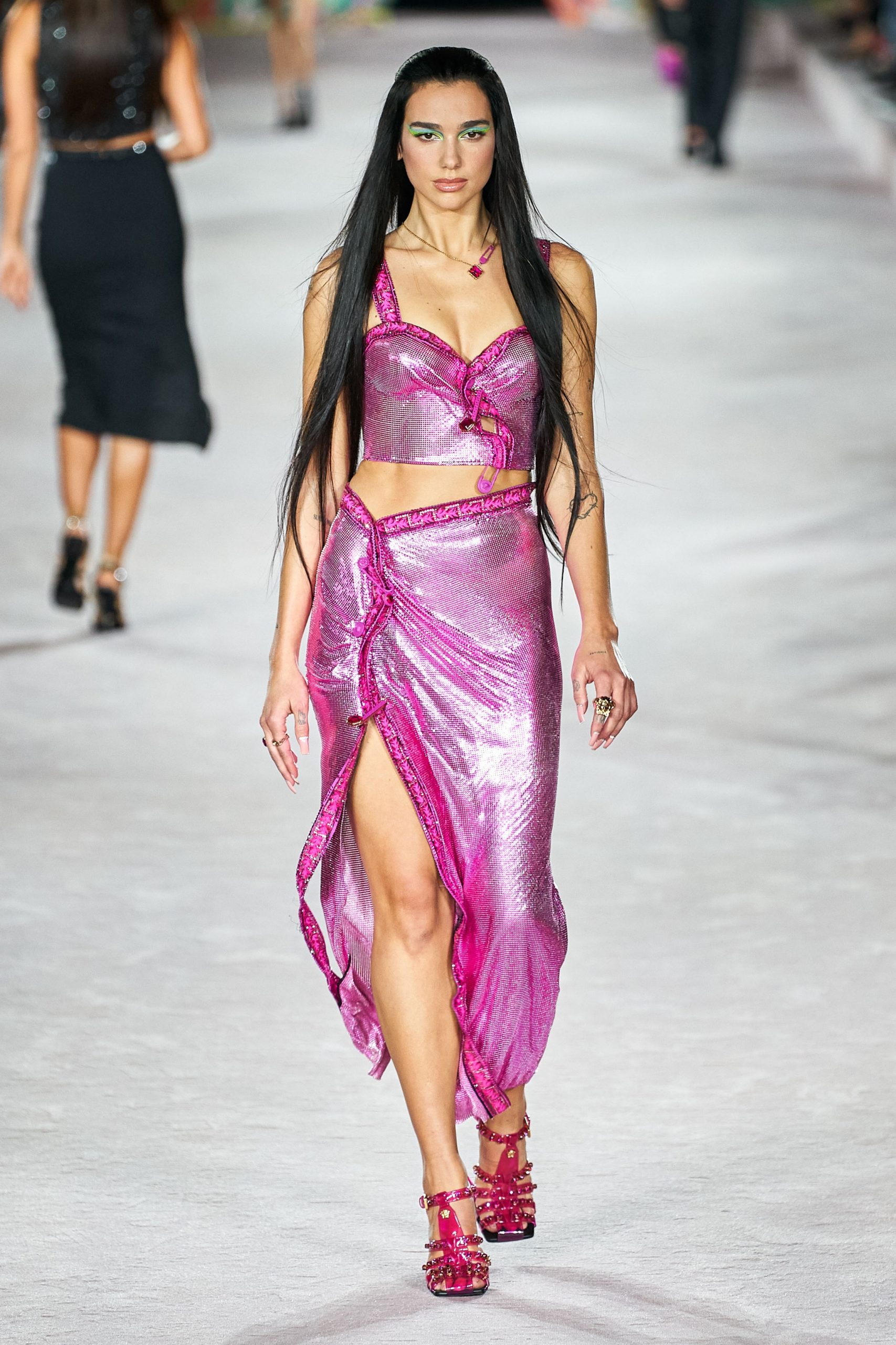 Дуа Ліпа дебютувала на весняному показі Versace