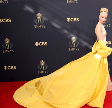 Аня Тейлор-Джой в желтой накидке Dior и триумф «Короны»: что нужно знать о 73-й церемонии премии «Эмми»