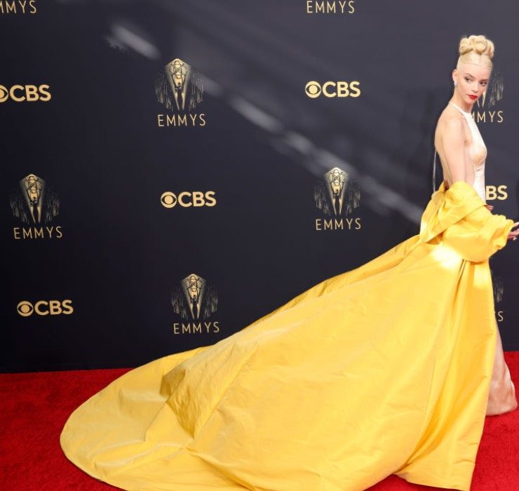 Аня Тейлор-Джой в желтой накидке Dior и триумф «Короны»: что нужно знать о 73-й церемонии премии «Эмми»