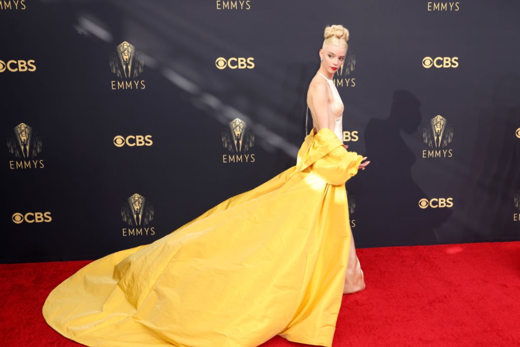 Аня Тейлор-Джой в жовтій накидці Dior і тріумф «Корони»: що потрібно знати про 73-ю церемонію премії «Еммі»