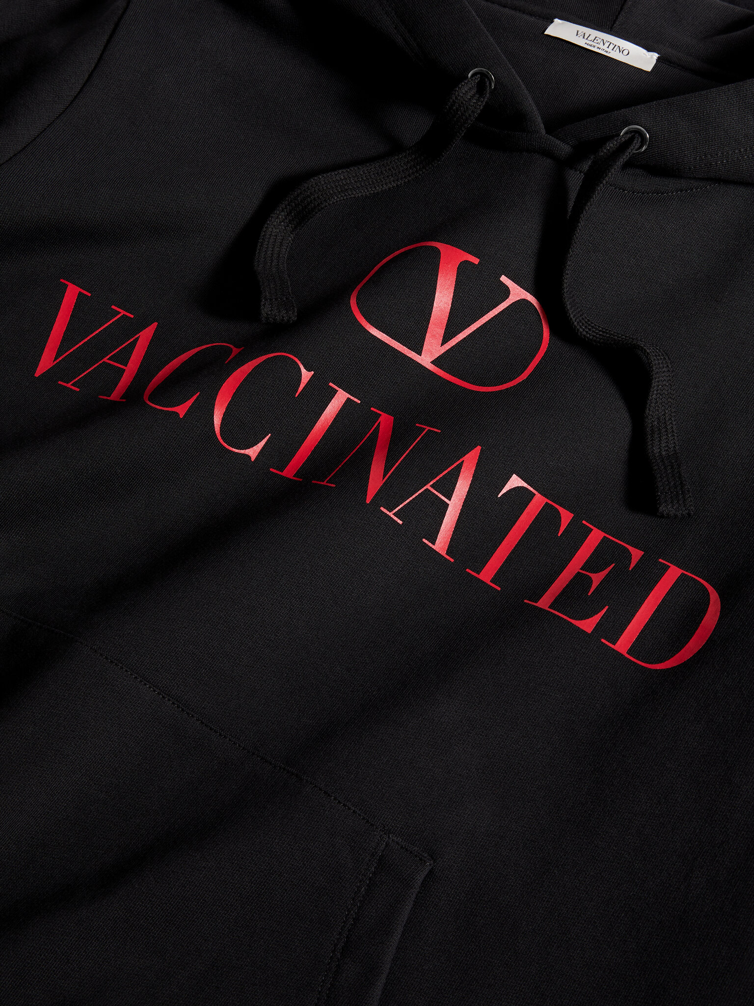 Бренд Valentino випустив худі з написом Vaccinated, щоб допомогти ВООЗ із вакцинацією