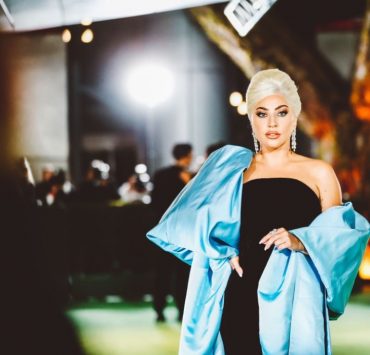 Леди Гага украсила обложку сразу двух журналов Vogue